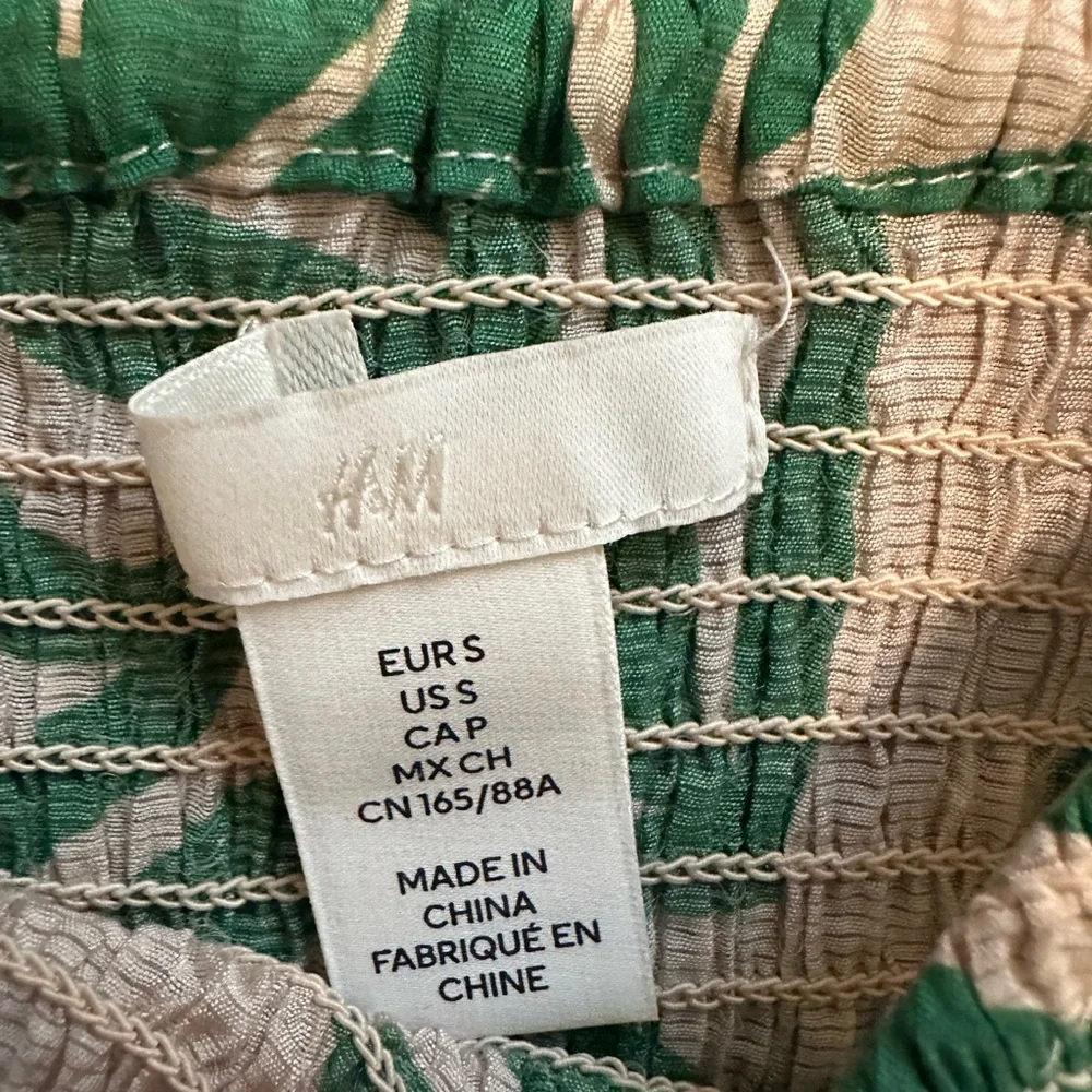 H&M Green and Tan Leaf Print Women's Top size small - Picture 7 of 9